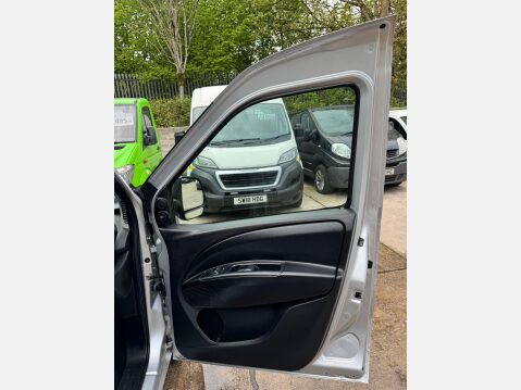 Vauxhall Combo 1.3 CDTi 2000 16v Sportive FWD L1 H1 3dr 27