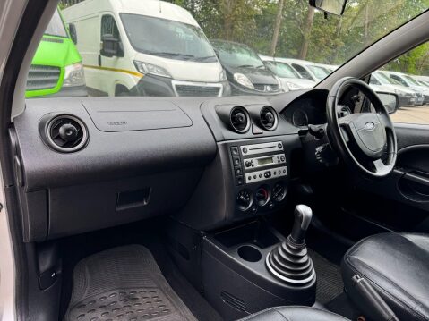 Ford Fiesta 1.4 Ghia 3dr 33