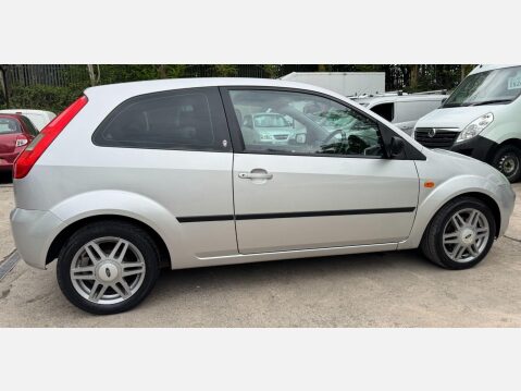 Ford Fiesta 1.4 Ghia 3dr 9