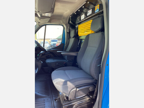 Renault Master 2.3 dCi ENERGY 35 Business FWD LWB Medium Roof Euro 6 (s/s) 4dr 37