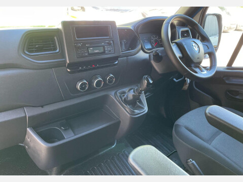 Renault Master 2.3 dCi ENERGY 35 Business FWD LWB Medium Roof Euro 6 (s/s) 4dr 39