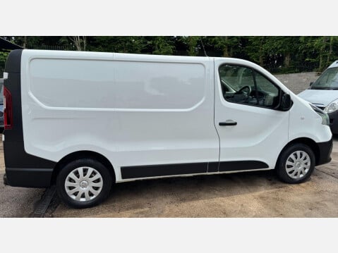 Renault Trafic 1.6 dCi 27 Business SWB Standard Roof Euro 6 5dr 9