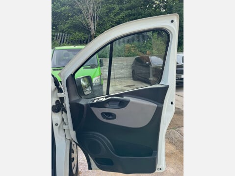 Renault Trafic 1.6 dCi 27 Business SWB Standard Roof Euro 6 5dr 29
