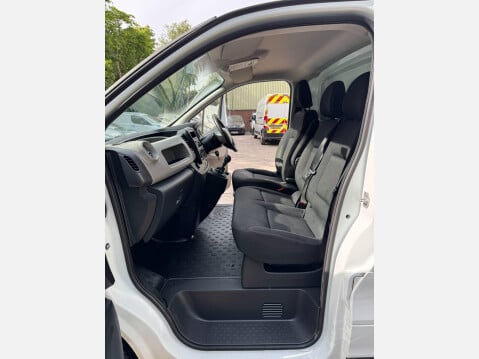 Renault Trafic 1.6 dCi 27 Business SWB Standard Roof Euro 6 5dr 39