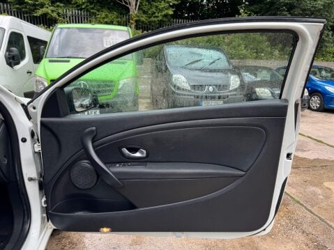 Renault Megane 1.6 16V Expression Euro 5 3dr 23