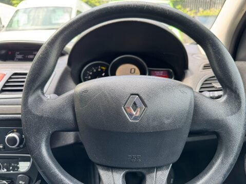 Renault Megane 1.6 16V Expression Euro 5 3dr 26