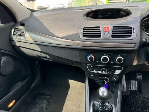 Renault Megane 1.6 16V Expression Euro 5 3dr 29