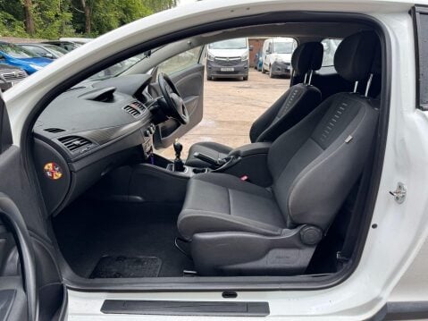 Renault Megane 1.6 16V Expression Euro 5 3dr 32