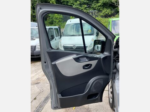 Renault Trafic 1.6 dCi ENERGY 27 Business+ SWB Standard Roof Euro 5 (s/s) 5dr 31