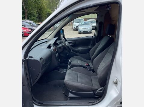Vauxhall Combo 1.3 CDTi 1700 16v SE 3dr 29
