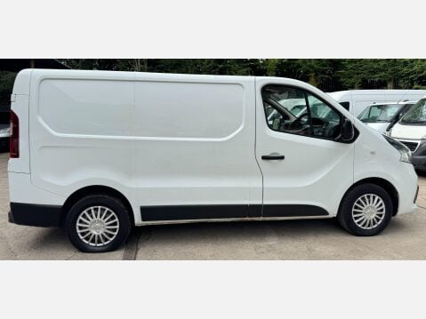 Renault Trafic 1.6 dCi 27 Business+ SWB Standard Roof Euro 6 5dr 9