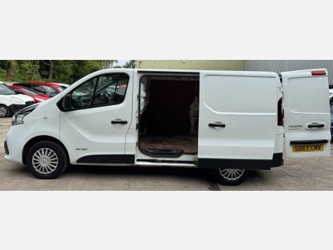 Renault Trafic 1.6 dCi 27 Business+ SWB Standard Roof Euro 6 5dr 21