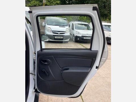 Dacia Duster 1.6 SCe Ambiance Euro 6 (s/s) 5dr 27