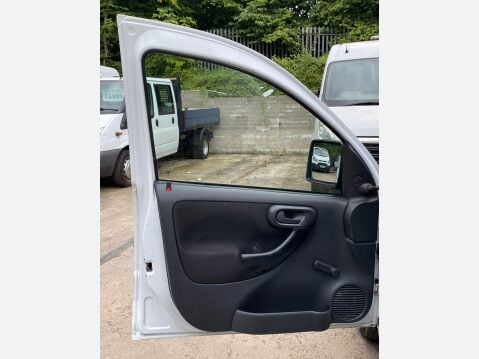 Vauxhall Combo 1.3 CDTi 2000 16v 3dr 27