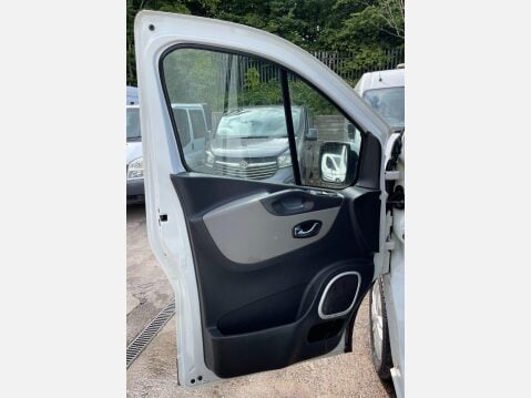 Renault Trafic 1.6 dCi 27 Sport Nav SWB Standard Roof Euro 6 5dr 29