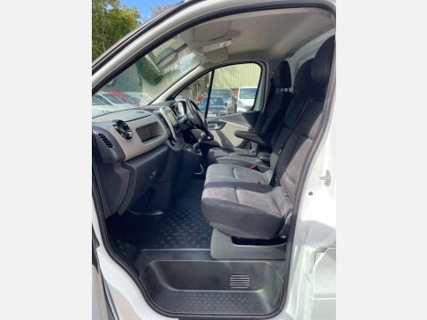 Renault Trafic 1.6 dCi 27 Sport Nav SWB Standard Roof Euro 6 5dr 31