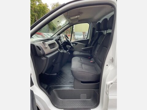 Renault Trafic 1.6 dCi 27 Business SWB Standard Roof Euro 5 5dr 31
