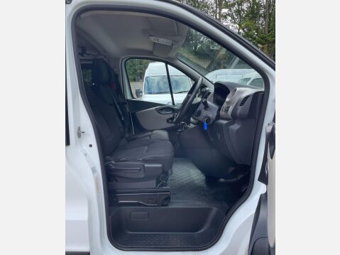 Renault Trafic 1.6 dCi 27 Business SWB Standard Roof Euro 6 5dr 23