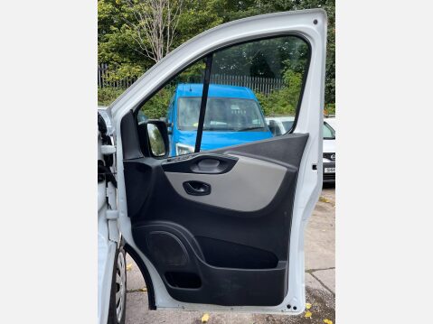 Renault Trafic 1.6 dCi 27 Business SWB Standard Roof Euro 6 5dr 21