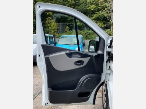 Renault Trafic 1.6 dCi 27 Business SWB Standard Roof Euro 6 5dr 33