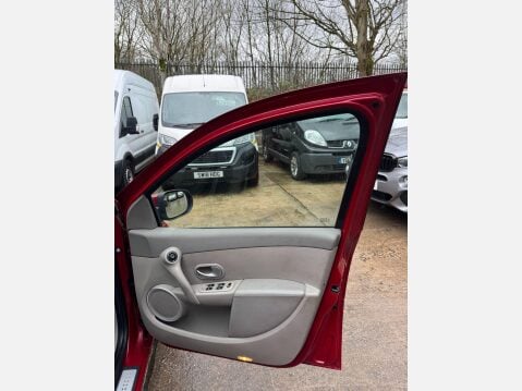 Renault Clio 1.6 VVT Initiale TomTom Auto Euro 4 5dr 19