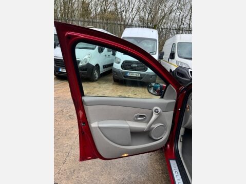 Renault Clio 1.6 VVT Initiale TomTom Auto Euro 4 5dr 34