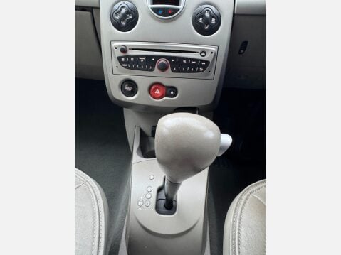 Renault Clio 1.6 VVT Initiale TomTom Auto Euro 4 5dr 32