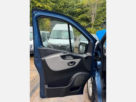 Renault Trafic 1.6 dCi ENERGY 27 Sport Nav Panel Van 5dr Diesel Manual SWB Standard Roof E 33