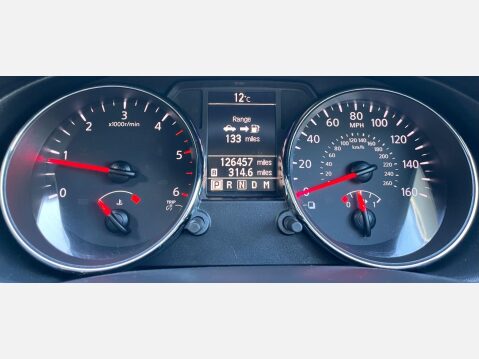 Nissan Qashqai 2.0 dCi Tekna Auto 4WD Euro 5 5dr (AVM) 28