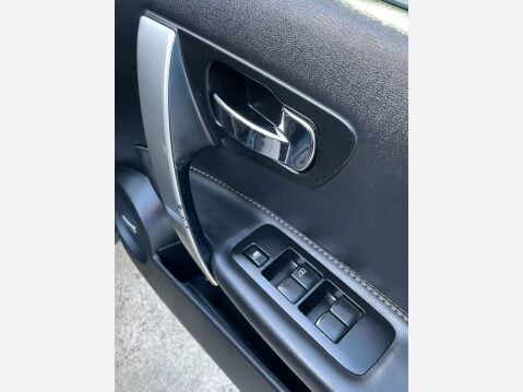Nissan Qashqai 2.0 dCi Tekna Auto 4WD Euro 5 5dr (AVM) 23