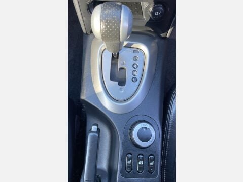 Nissan Qashqai 2.0 dCi Tekna Auto 4WD Euro 5 5dr (AVM) 33