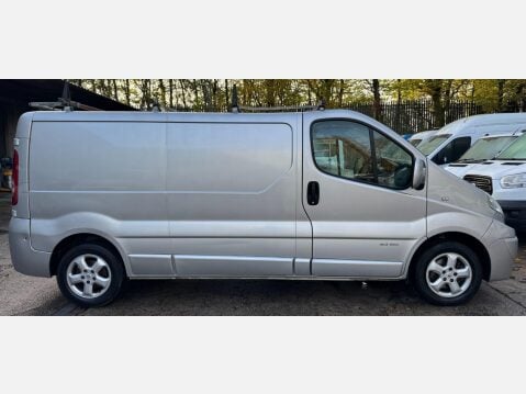 Renault Trafic 2.5 dCi LL29 Sport Panel Van 4dr Diesel Manual L3 H1 (Phase 3) (229 g/km, 1 7