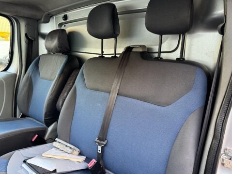 Renault Trafic 2.5 dCi LL29 Sport Panel Van 4dr Diesel Manual L3 H1 (Phase 3) (229 g/km, 1 40
