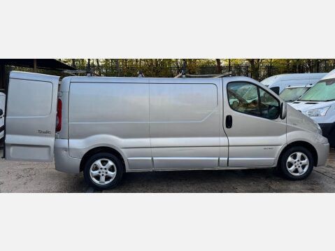 Renault Trafic 2.5 dCi LL29 Sport Panel Van 4dr Diesel Manual L3 H1 (Phase 3) (229 g/km, 1 8