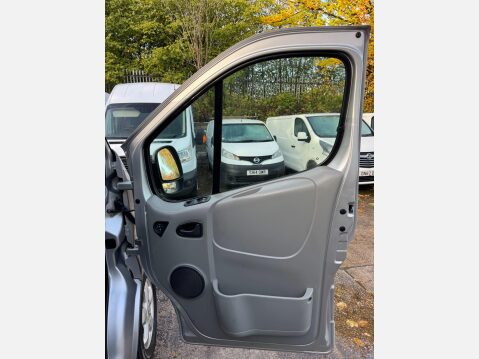 Renault Trafic 2.5 dCi LL29 Sport Panel Van 4dr Diesel Manual L3 H1 (Phase 3) (229 g/km, 1 28