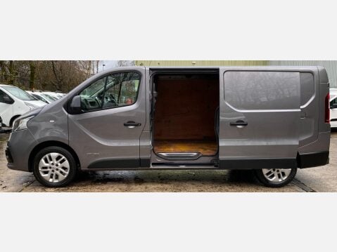 Renault Trafic 1.6 dCi 29 Sport Nav Panel Van 5dr Diesel Manual LWB Standard Roof Euro 6 ( 23