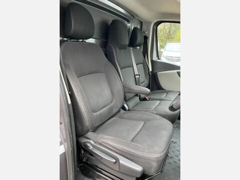 Renault Trafic 1.6 dCi 29 Sport Nav Panel Van 5dr Diesel Manual LWB Standard Roof Euro 6 ( 33