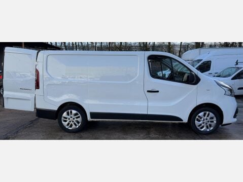 Renault Trafic 1.6 dCi ENERGY 27 Sport Nav Panel Van 5dr Diesel Manual SWB Standard Roof E 9