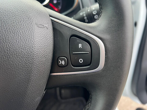 Renault Clio 0.9 TCe Iconic Euro 6 (s/s) 5dr 21