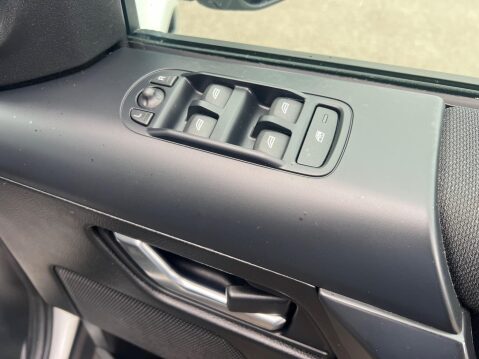 Land Rover Freelander 2 2.2 TD4 Black and White 4WD Euro 5 (s/s) 5dr 34