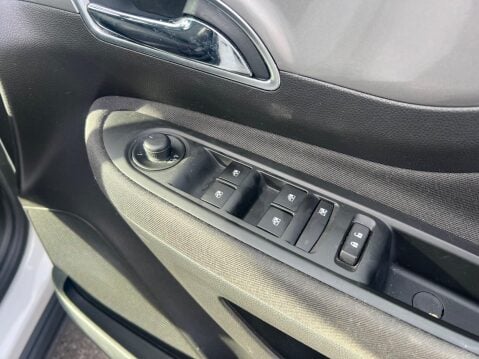 Vauxhall Mokka 1.6i Exclusiv 2WD Euro 6 (s/s) 5dr 28