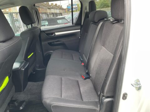 Toyota Hilux 2.4 D-4D Invincible 4WD Euro 6 (s/s) 4dr (TSS) 32