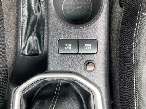 Toyota Hilux 2.4 D-4D Invincible 4WD Euro 6 (s/s) 4dr (TSS) 24