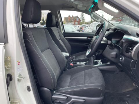 Toyota Hilux 2.4 D-4D Invincible 4WD Euro 6 (s/s) 4dr (TSS) 2