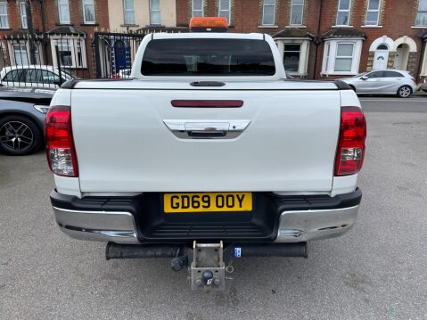 Toyota Hilux 2.4 D-4D Invincible 4WD Euro 6 (s/s) 4dr (TSS) 8