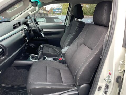 Toyota Hilux 2.4 D-4D Invincible 4WD Euro 6 (s/s) 4dr (TSS) 34