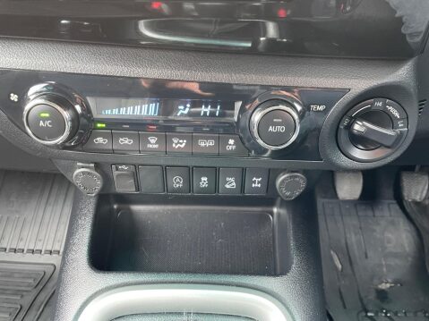 Toyota Hilux 2.4 D-4D Invincible 4WD Euro 6 (s/s) 4dr (TSS) 25