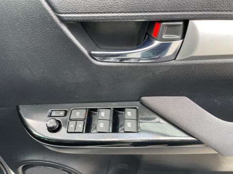 Toyota Hilux 2.4 D-4D Invincible 4WD Euro 6 (s/s) 4dr (TSS) 17