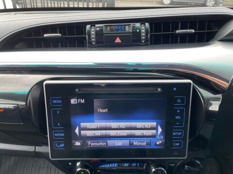 Toyota Hilux 2.4 D-4D Invincible 4WD Euro 6 (s/s) 4dr (TSS) 26