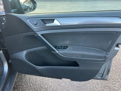 Volkswagen Golf 35.8kWh e-Golf Auto 5dr 26
